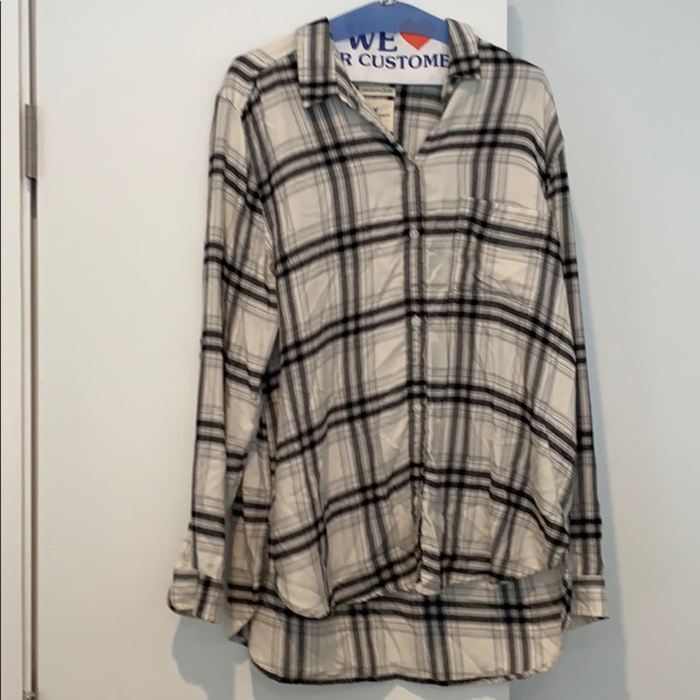 AMERICAN EAGLE White & Black Plaid Button Down